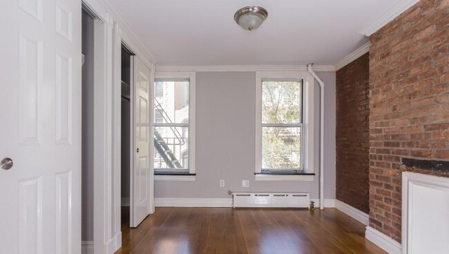 Building Photo - 118 E 7th St