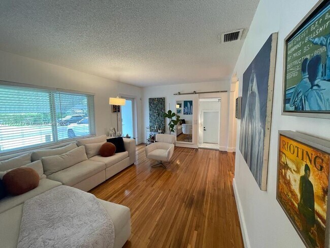 Foto del edificio - 1545 NE 138th St