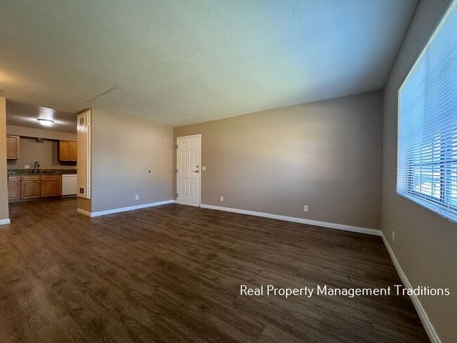 Building Photo - Spacious 2 + 1 Apartment in Palmdale