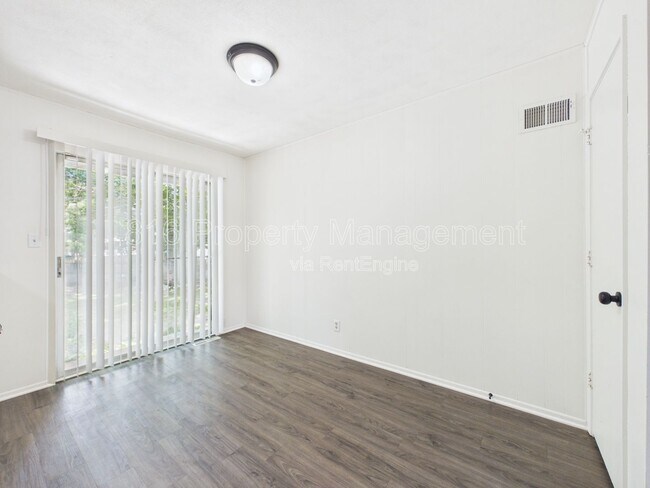 Foto del edificio - 2835 Tepee Ave