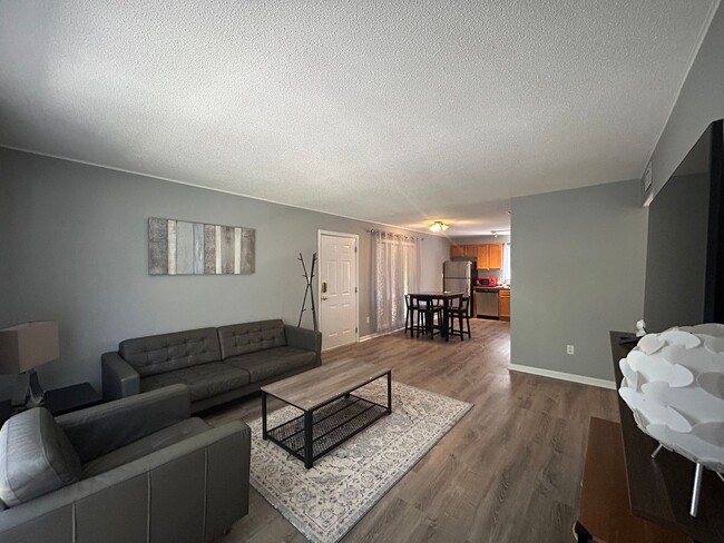 Foto del edificio - Adorable, Completely Furnished & Updated 2...