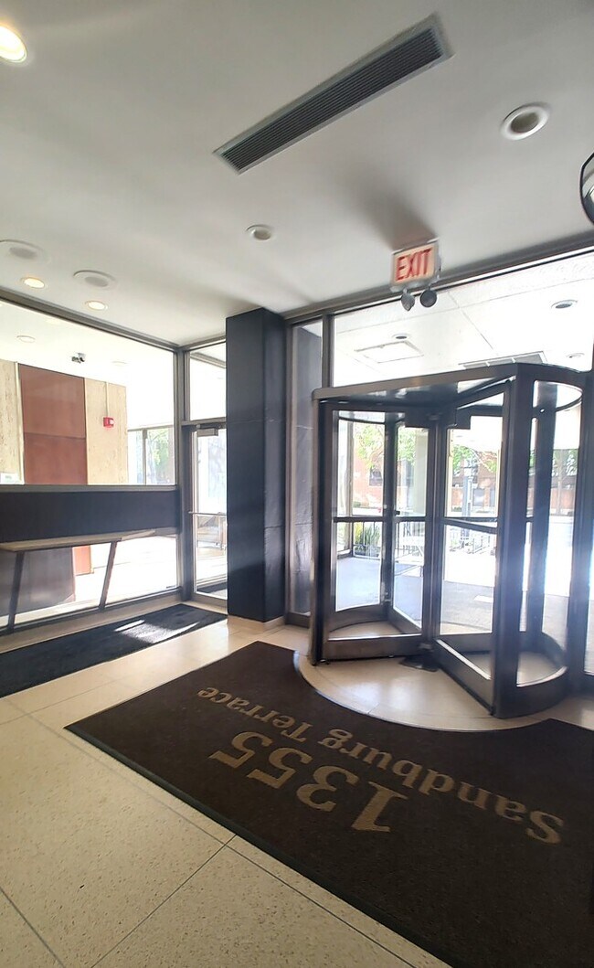 Foto del edificio - 1355 N Sandburg Terrace
