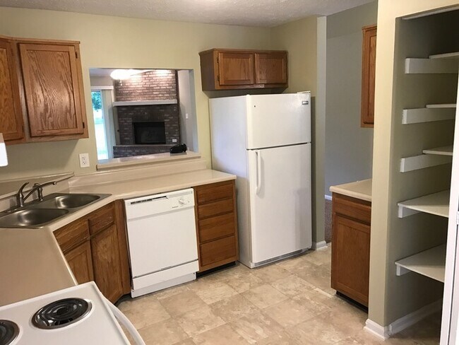 Foto del edificio - 3215 Keystone Lakes Way