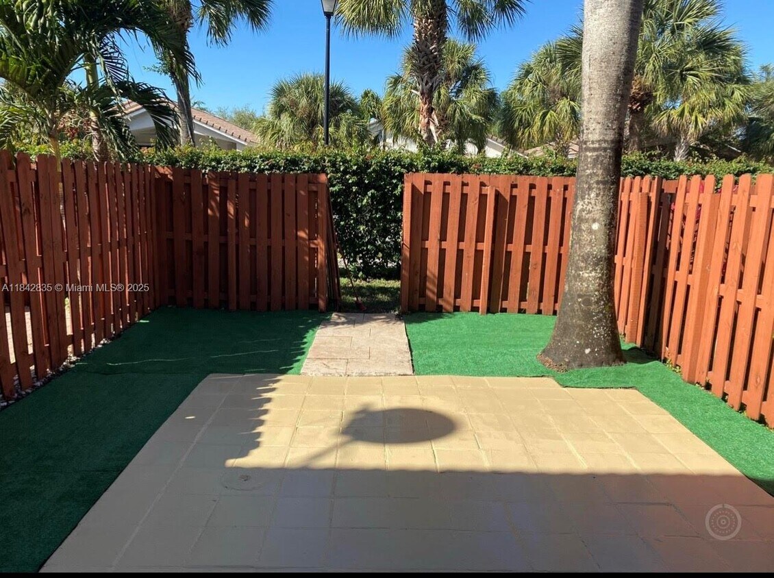 Foto principal - 5470 NW 107th Ave