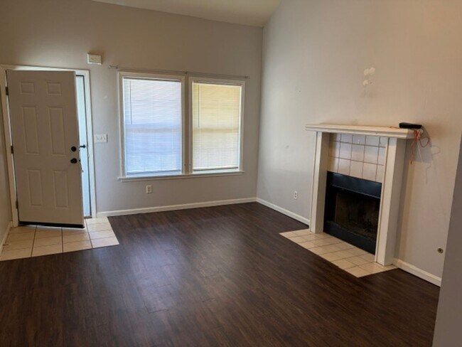 Foto del edificio - 1201 - 1203 Bluestem Drive