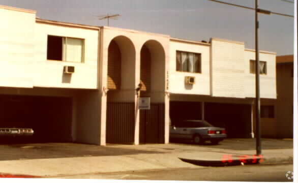 Building Photo - Vanowen Apartments Iii
