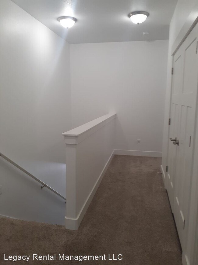 Building Photo - 3 br, 2.5 bath House - 452 S. 3rd W.