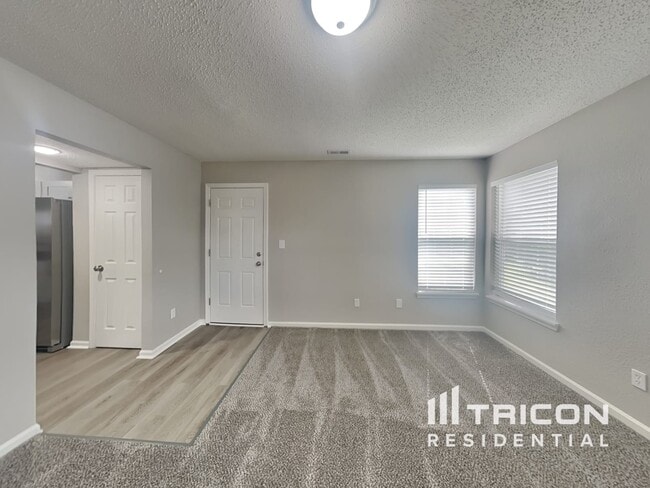 Foto del edificio - 8033 Lake Tree Cir
