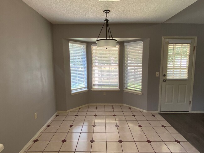 Foto del edificio - Three Bedroom Home -2.5 Miles from the Uni...