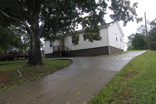 Foto del edificio - 3 Bedroom Home For Rent Near Downtown Clar...