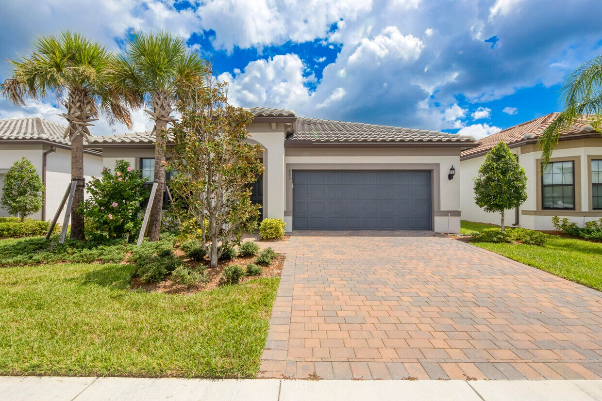Foto principal - 833 SE Courances Dr