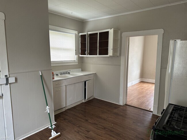 Building Photo - 2 br, 1 bath House - 605 Northeast Rock Is...