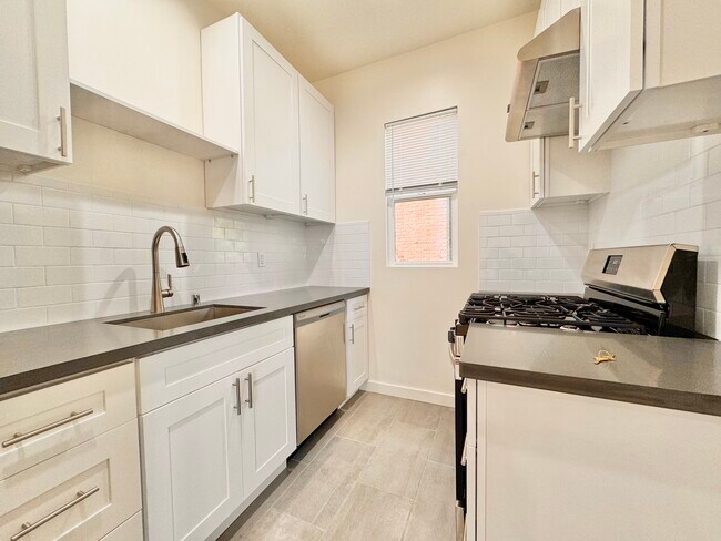 Building Photo - 515-518 3/4 N Mariposa Ave-515 1/2