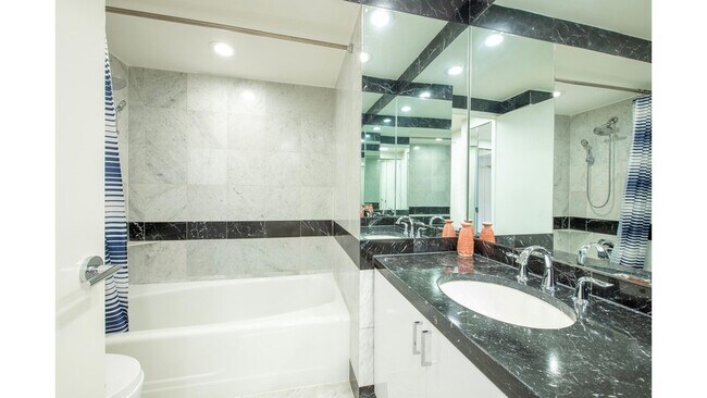 Foto del edificio - 150-156 W 56th St