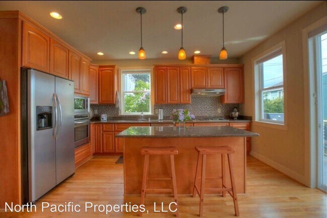 Foto del edificio - 8 br, 3.5 bath House - 5607 12th Ave NE