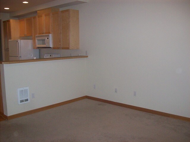 Building Photo - 2 bdrm 2.5 bath Townhouse with garage!$169...