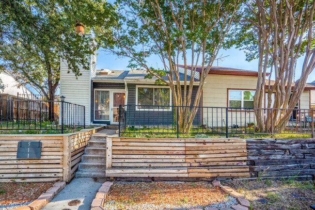 Building Photo - 511 Post Oak Ln