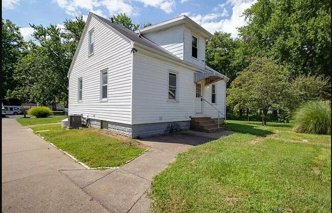 Building Photo - 1776 Burdette Ave
