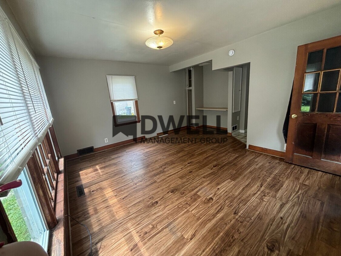Building Photo - 307 3rd Ave SW