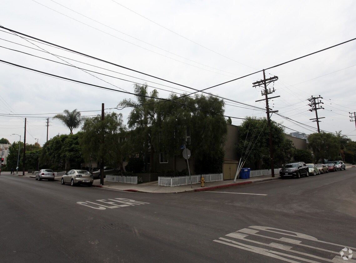 Foto del edificio - 1558-1576 S Bundy Dr