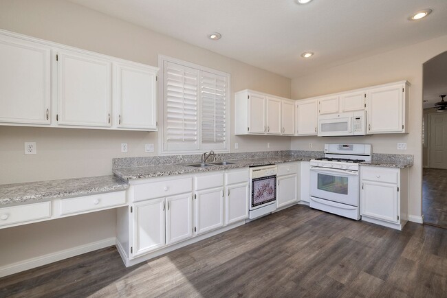 Foto del edificio - Single Story Home @ Buffalo/Desert Inn  1 Story - 2 Bedrooms + Den