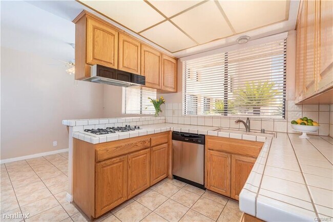 Foto del edificio - 2 br, 2 bath Condo - 5310 Zelzah Ave Unit 114