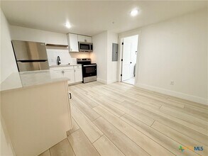 Building Photo - 2204 W San Antonio St