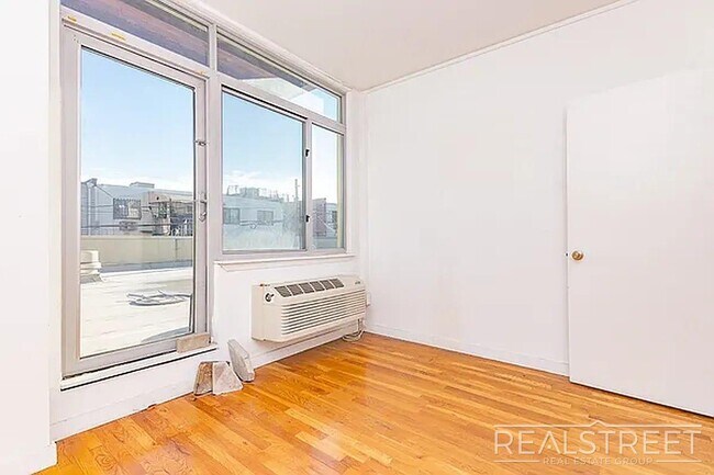 Foto del edificio - Massive Outdoor Patio | Spacious 3BR/2BA Apartment in Bushwick–East Williamsburg