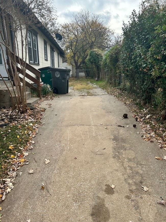 Building Photo - 1 Bedroom close to the University of Tulsa...