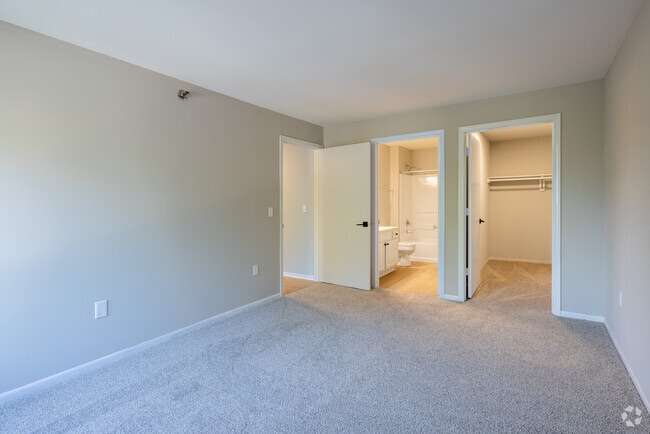 2BR, 2BA - 975SF - Primary Bedroom - Biscayne Apartments
