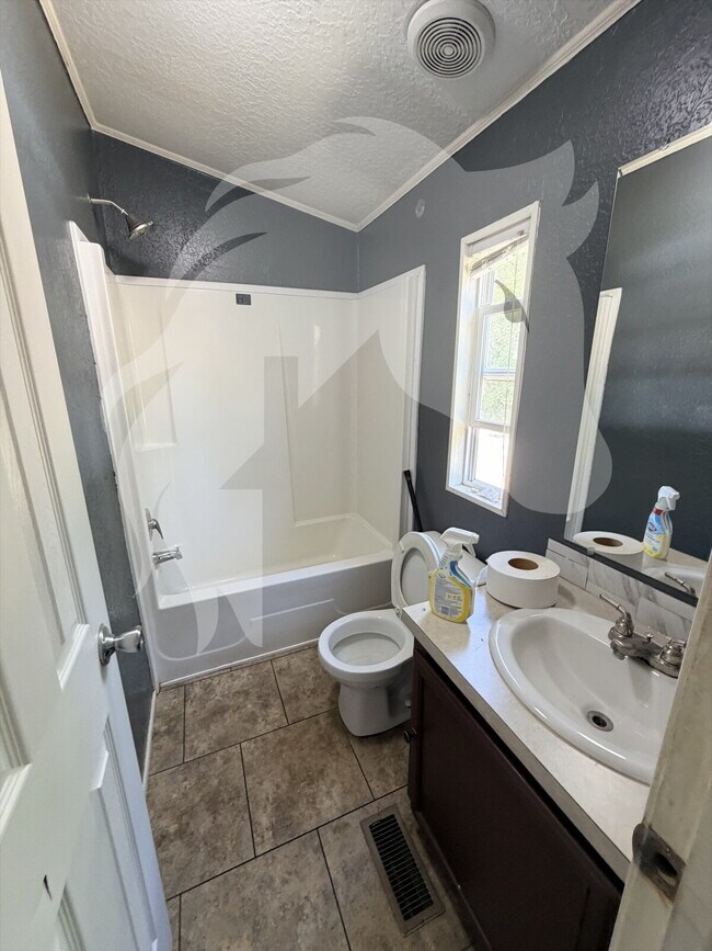 Building Photo - "Spacious 3-Bed Oasis with 2 Full Baths in the Heart of Woodward!"