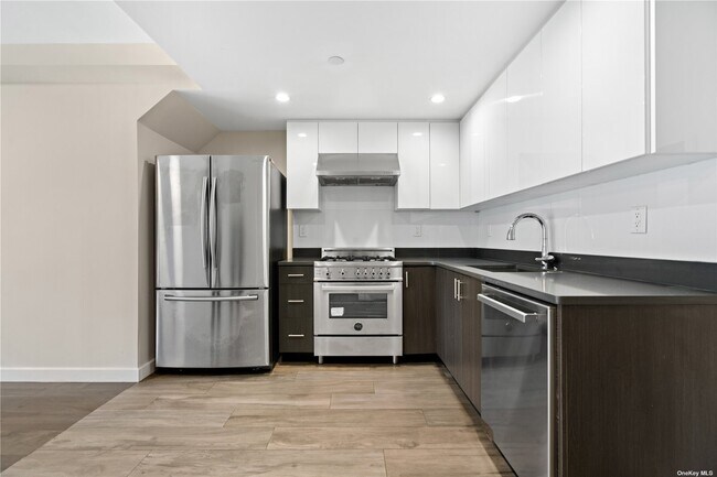 Building Photo - 97-45 63rd Dr