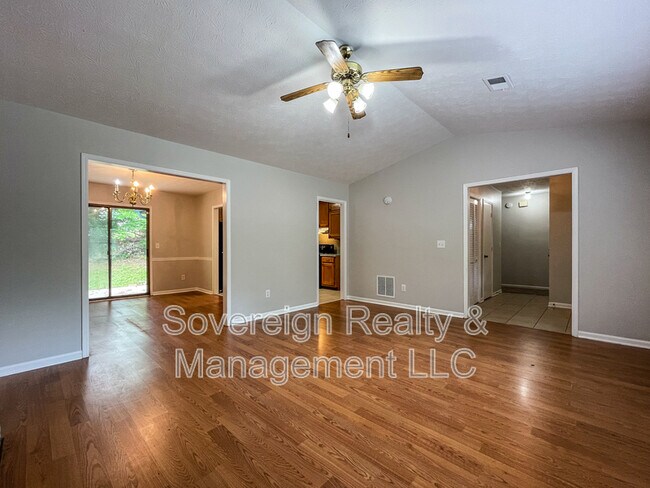 Foto del edificio - 2217 Lowtrail Ct