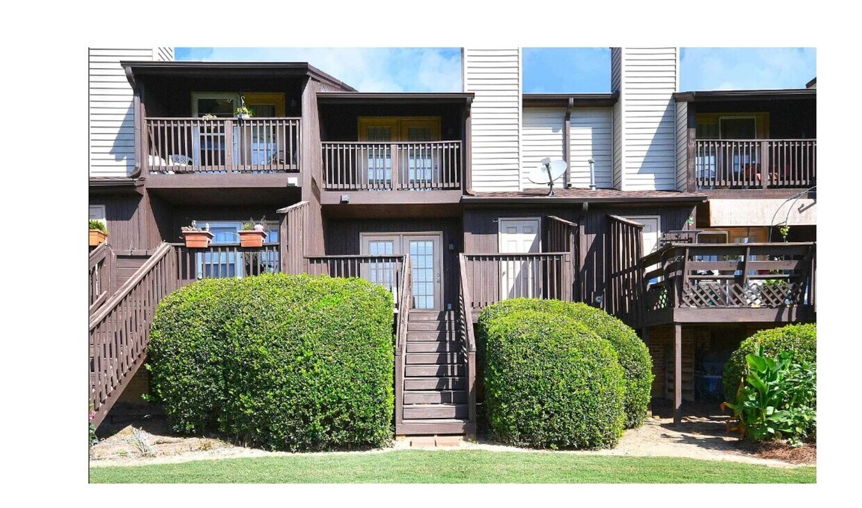 Foto principal - Charming 2-bedroom, 2.5-bathroom townhouse...