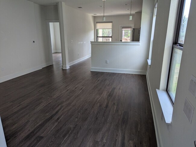 Building Photo - Charming 3BR Townhome in Austin