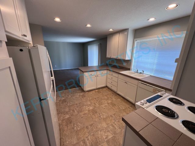 Building Photo - Charming 3 Bed/2.5 Bath Clackamas Home with 1846 sq ft - A Must-See Rental Property!