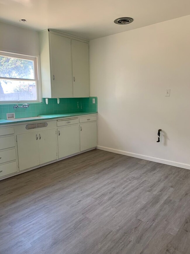Building Photo - 2 Br 1 Ba Available Now
