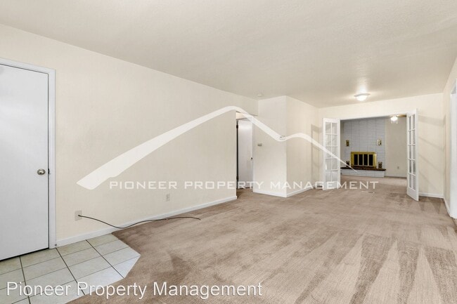 Building Photo - 3 br, 1 bath House - 3273 S. Forest St