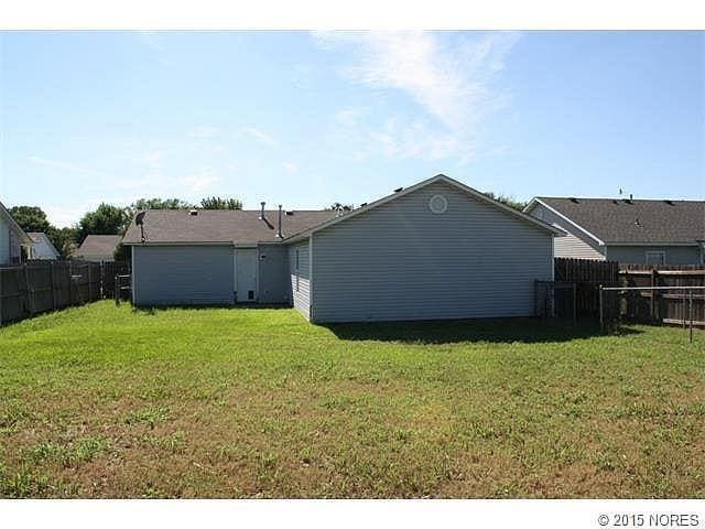 Building Photo - 616 NE Fenway Ave