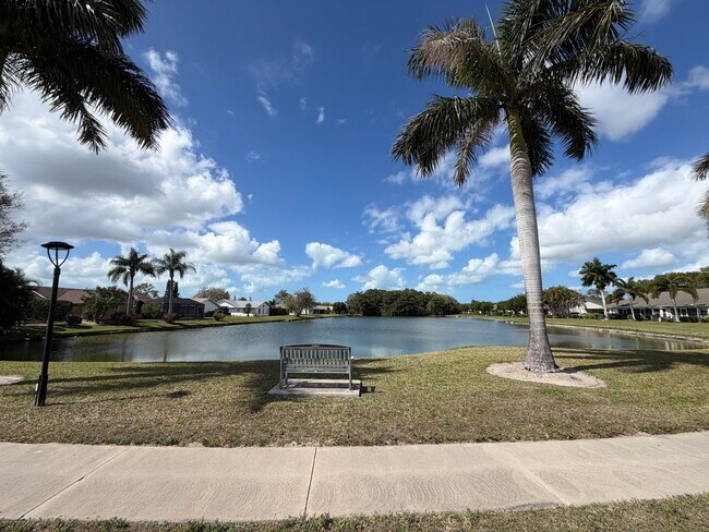 Foto del edificio - ANNUAL RENTAL - 4 BED / 3 BATH LAKE FRONT POOL HOME IN REGENT PARK