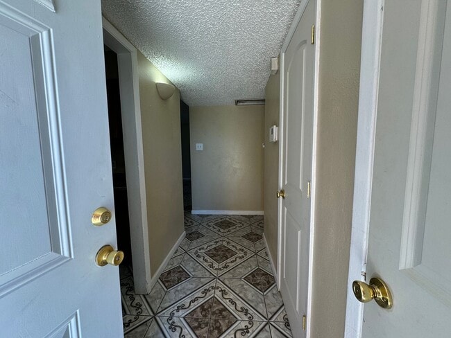 Foto del edificio - 831 Swinging Spear Rd