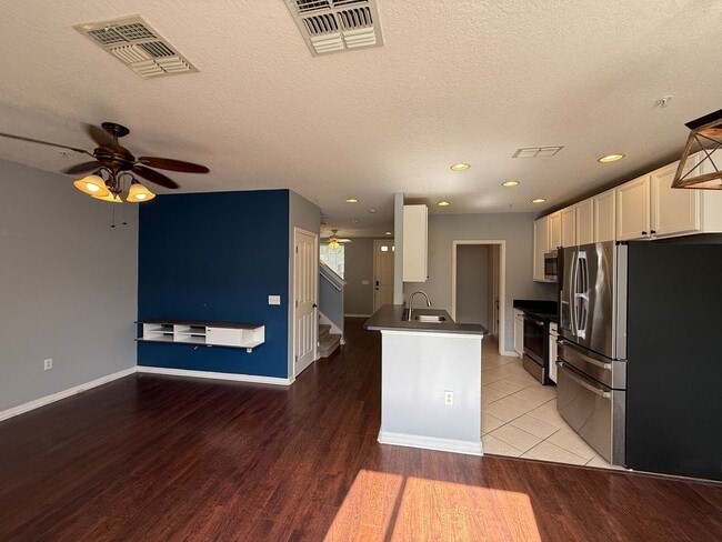 Building Photo - Location, size, modern features, community...