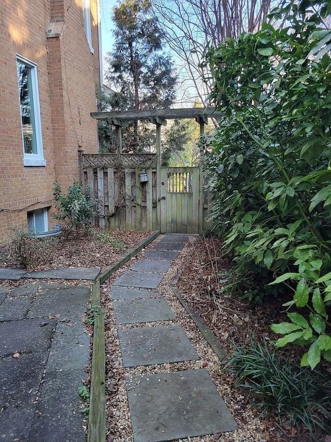 Building Photo - An exceptionally large and well-appointed 1BR 1BA with ALL utilities near Georgetown