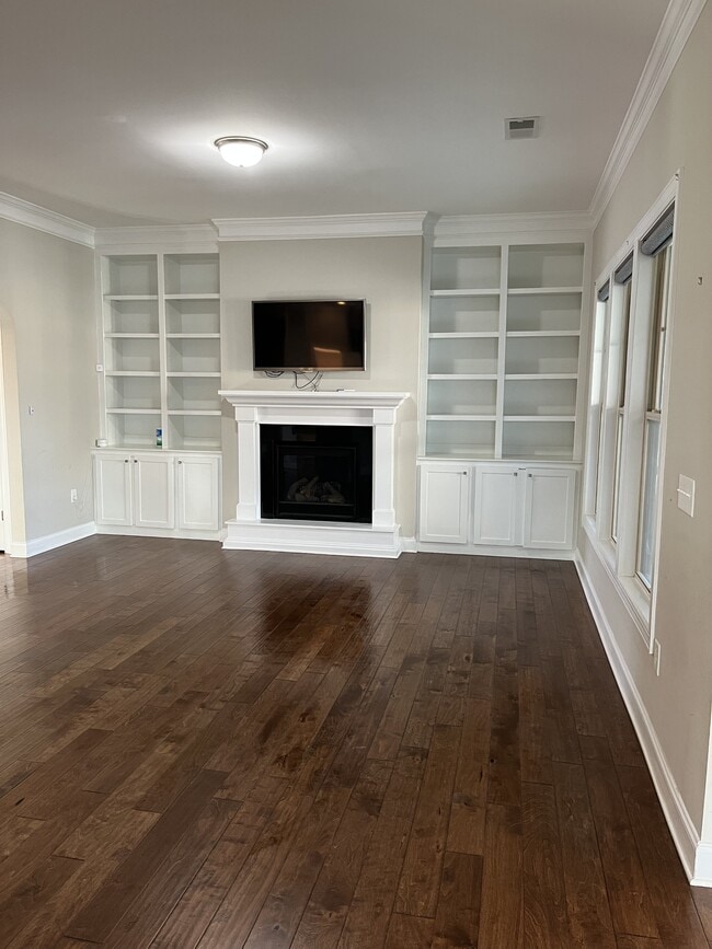Building Photo - 104 Heartsease Ln