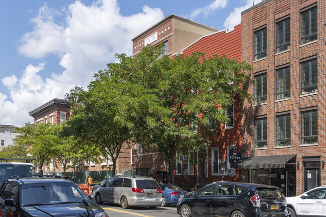 Foto del edificio - 713 Metropolitan Ave