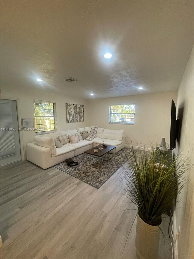 Foto del edificio - 1736 N 16th Ct