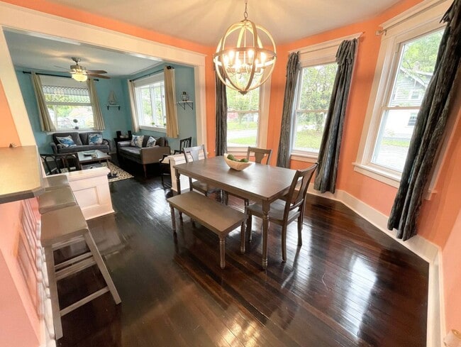 Building Photo - Large Single Family Home, Ready Now!