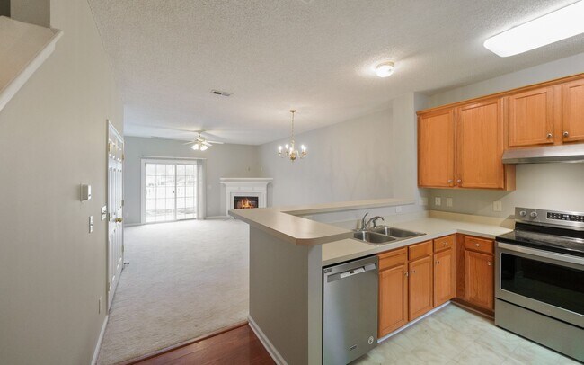 Foto del edificio - Bright and sunny 2 bed/2.5 bath townhome in great Durham location!