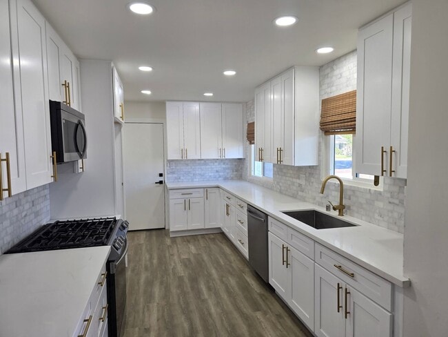 Building Photo - Beautifully Remodeled 3-Bed, 2-Bath Home i...