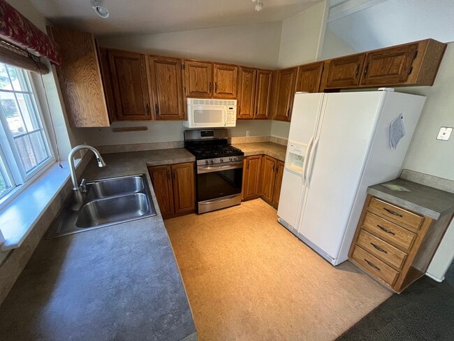 Foto del edificio - 3 Bed/2 Bath Home in Quiet Gated Community with Pool.